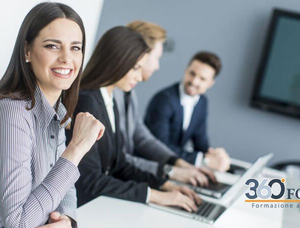 due consulenti tecnici d'ufficio, la donna in primo piano e l'uomo in fondo, aiutano due colleghi a compilare la domanda per iscriversi all'albo