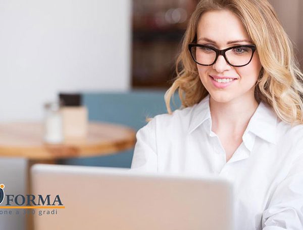 social media manager di fronte al computer