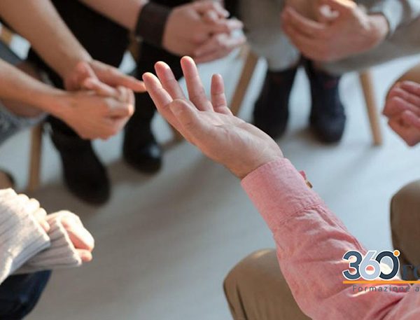 docente di sostegno con gruppo di alunni