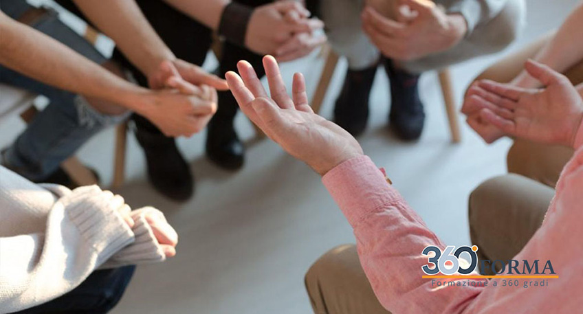 docente di sostegno con gruppo di alunni