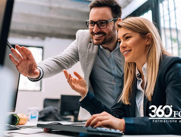 operatori agenzia lavoro di fronte al pc