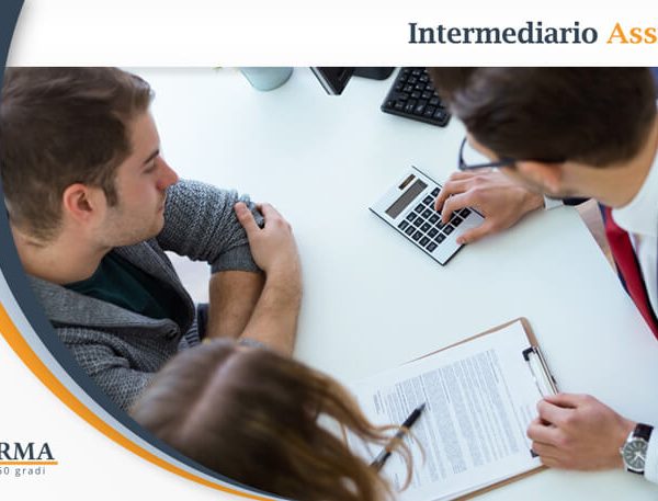 intermediario assicurativo con clienti e calcolatrice