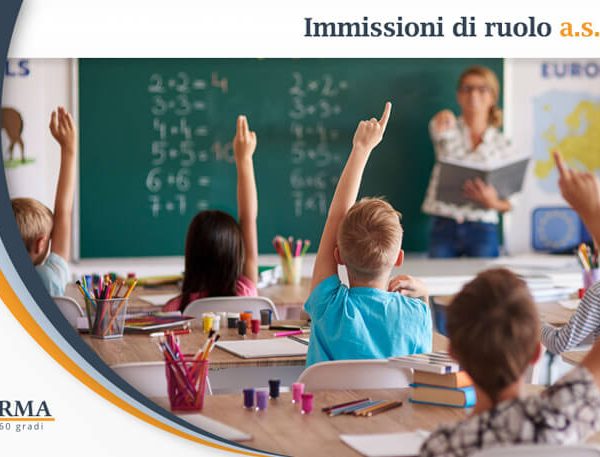 docente felice in classe con alunni dopo immissione di ruolo