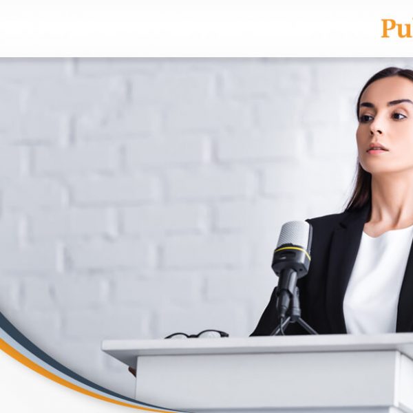 donna parla in pubblico