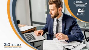 manager al lavoro dopo aver conseguito la laurea online con unipegaso