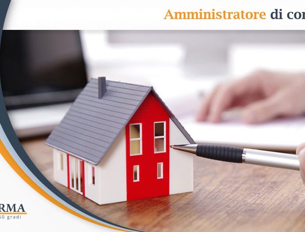 amministratore di condominio indica finestre su modellino di casa
