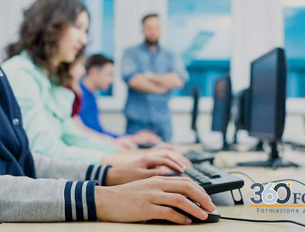 studenti durante l'esame eipass per la certificazione informatica