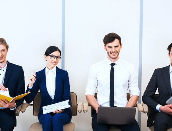 candidati seduti in sala d'attesa agenzia per il lavoro 360forma