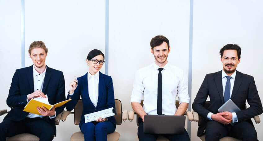 candidati seduti in sala d'attesa agenzia per il lavoro 360forma