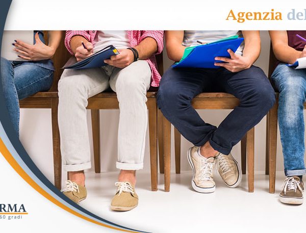 candidati in attesa in un'agenzia del lavoro