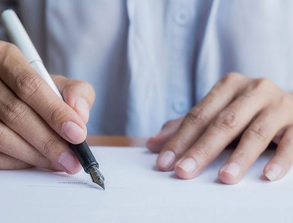 candidato scrive una lettera di presentazione in inglese