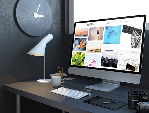 pc di un fotografo, sullo schermo viene visualizzato il suo portfolio