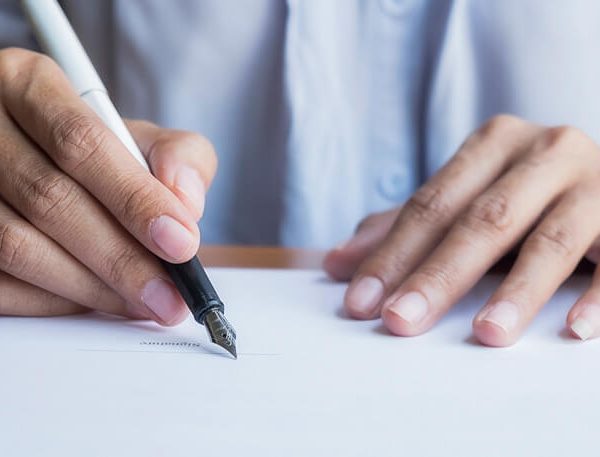 candidato scrive una lettera di presentazione