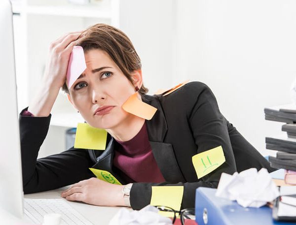 una lavoratrice sfrustrata perché desidera cambiare lavoro
