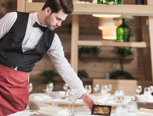 cameriere al lavoro in un ristorante