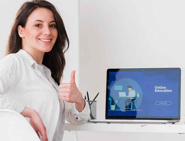 candidata segue un corso per lavorare