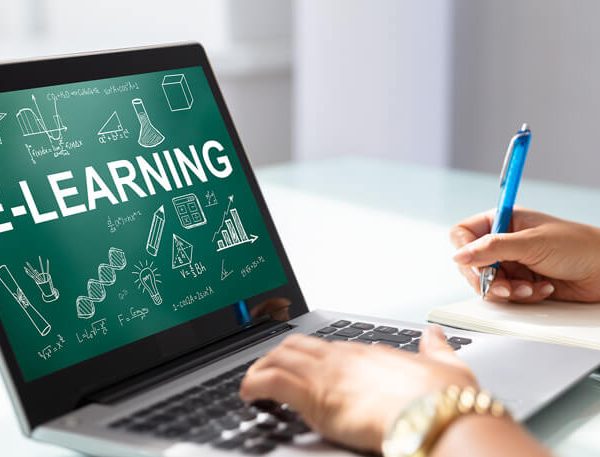 pc con icone piattaforma elearning
