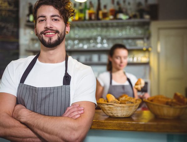 giovane addetto alla panetteria in calabria